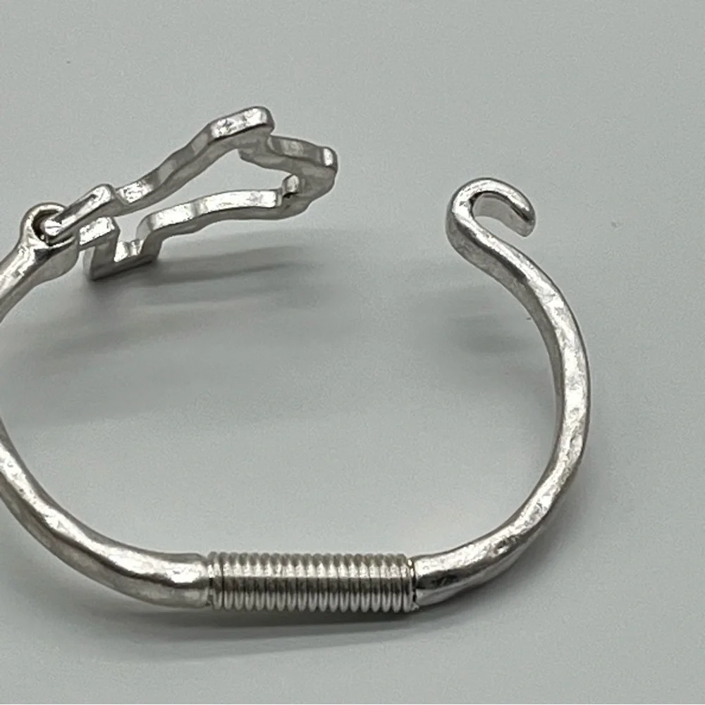Silver Tone Texas Shape Easy Clasp Bracelet Large Design Spring Flexible